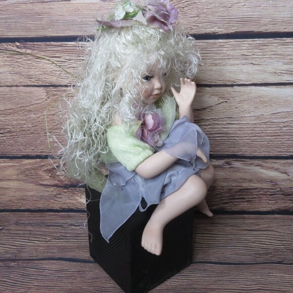 Duck House Heirloom Sitting 14" Desdemona Sitting Doll - Picture 11 of 12